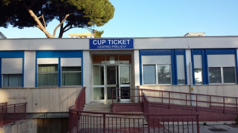 Bari, prenotare per telefono una visita al Policlinico? E' impossibile